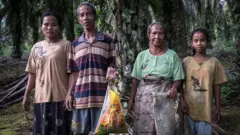 Ridah, 35 ans, Cilin, 60 ans, Siti, 60 ans, et Yenita, 12 ans, Orang Rimba Desa, à Tebing Tinggi