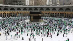 على مدى قرون، شهدت أروقة المسجد نقلات معمارية وتوسيعات عديدة لاعتبارات جمالية وأخرى تنظيمية تتعلق بضمان سلامة المصلين.