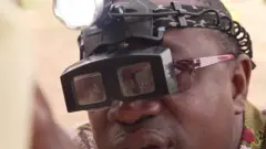 Au Bénin, le docteur Alfabio sillonne les villes et villages pour sauver la vue de ses patients.