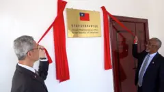 Wakiilka Taiwan Lou Chen-hua(bidix) iyo Wasiirka Arrimaha Dibadda ee Somaliland Yasin Xaaji Maxamuud