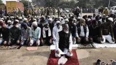 Umat Muslim menunaikan salat Jumat dengan pengamanan polisi di Gurgaon