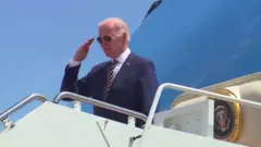 조 바이든 미 대통령이 현지시간으로 19일 한국으로 향하는 대통령 전용기 에어포스원에 탑승하면서 경례하고 있다