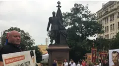 Ljudi oko spomenika caru Nikolaju Drugom