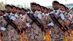برآورده شده که سپاه پاسداران بیش از ۱۵۰ هزار نیروی فعال دارد