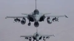 فرنسا سترسل طائرتي رافال.