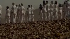 Nagi ljudi pokraj Mrtvog mora