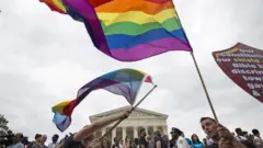 Em foto de 2015, manifestantes balançam a bandeira do arco-íris depois que a Suprema Corte, na capital americana, legalizou o casamento entre pessoas do mesmo sexo e LGBT