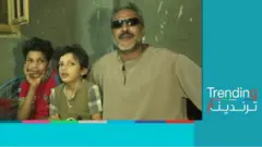 مصري كفيف يشتغل بأعمال البناء بمساعدة طفله