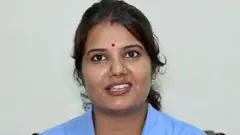 பெண் லோகோ பைலட்