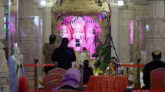 తోటి భారతీయుల కోసం బ్రిటన్లోని ఒక దేవాలయంలో ప్రార్ధనలు నిర్వహిస్తున్న బ్రిటన్లో భారత సంతతి