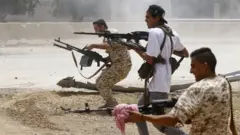 Ciidamada dowladda Liibiya ayaa dagaal kula jira kuwa Khaliifa Xafdar