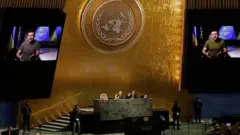 خاطب الرئيس الأوكراني الجمعية العامة عبر الإنترنت