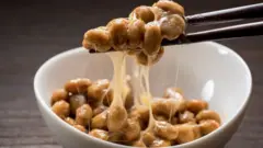 يمثل القوام اللزج لـ "الناتّو" نتيجة طبيعية لعملية التخمير، التي يمر بها هذا الصنف من الطعام خلال عملية التحضير