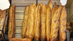 Tổng thống Pháp Emmanuel Macron mới đây tuyên bố rằng baguette là sự thèm muốn của cả thế giới.