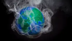 Tierra rodeada de humo