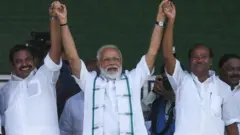 பிரதமர் நரேந்திர மோதியுடன் முதல்வர் பழனிசாமி, பாமக நிறுவனர் டாக்டர் ராமதாஸ்.