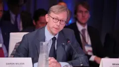 ایران ته د امریکا د بهرنیو چارو وزارت ځانګړي استازي برایان هوک د ایراني چارواکو د خواله رسنیو د اکونټونو د بندېدو غوښتنه کړې ده.