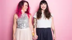 Duas mulheres de mãos dadas