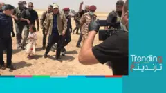 صورة الطفلة العراقية حافية القدمين مع رئيس الوزراء تثير جدلا