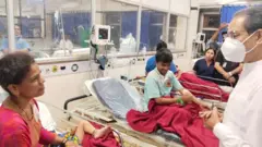 अस्पताल में पहुँचे लोग