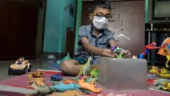 করোনাভাইরাস সংক্রমণের কারনে স্কুল বন্ধ থাকায় বাসায় বন্দি শহরের শিক্ষার্থীরা।