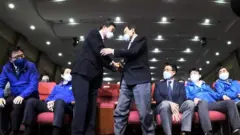 이해찬·이낙연 더불어민주당 공동상임선대위원장이 15일 오후 21대 국회의원선거 개표상황실에서 악수하고 있다