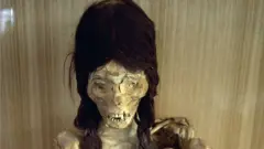 مومياء بشعر أسود