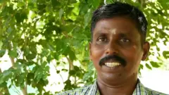மாணவர்களுக்கு சொந்த செலவில் அலைப்பேசி - தேசிய நல்லாசிரியர் விருதுக்கு தேர்வான ஆசிரியர்