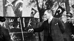 کمال آتاتورک رئیس‌جمهور ترکیه در حال آموزش الفبای لاتین، ۱۹۲۸