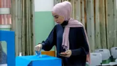 নির্বাচনে ভোট দিচ্ছেন এক ইসরায়েলি-আরব নারী