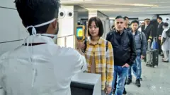 Passageiros são escaneados em aeroporto na Índia