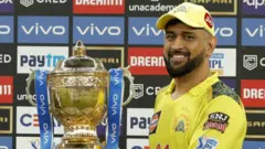 2021 ఐపీఎల్ ట్రోఫీతో చెన్నై సూపర్ కింగ్స్ జట్టు కెప్టెన్ ఎంఎస్ ధోనీ
