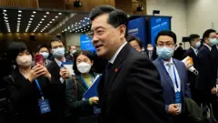在中國領導人習近平提拔秦剛擔任中國外交部長僅半年多後，這名中國近半世紀以來最年輕的外交部長突然被免職。