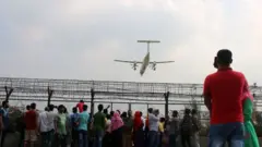 তীয় টার্মিনালের নির্মাণ কাজের অংশ হিসাবে ডিসেম্বরের ১০ তারিখ থেকে আগামী তিনমাস রাত ১২টা থেকে সকাল ৮টা পর্যন্ত রানওয়ে বন্ধ থাকছে।