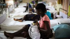 Une mère allaite son nouveau-né à la maternité de l'hôpital public de Kailahun, le 26 avril 2016, dans l'est de la Sierra Leone.