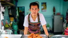 ชีวิตต้องสู้ของ "พ่อค้าซีไอเอ" เสิร์ฟความอร่อยเร็วถึงทุกม็อบ