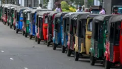 பெட்ரோலுக்காக காத்திருக்கும் ஆ்ட்டோக்கள்.