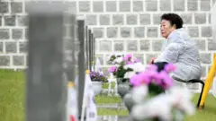 5·18 민주화운동 43주년 기념식이 열린 18일 광주 북구 국립 5·18민주묘지에서 추모객들이 참배를 하고 있다.