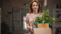 Efeito psicológico de ver colegas em postos-chave saindo pode motivar pessoas a questionar se a grama não seria mais verde no outro lado do jardim.