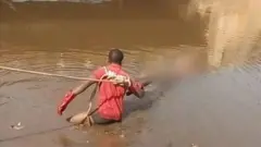 Aworan oṣiṣẹ panapana to n wọ oku jade ninu odo