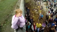 తూర్పు, పశ్చిమ జర్మనీలను 30 ఏళ్ల పాటు విడదీసిన గోడ