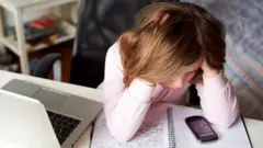 تلميذة تحاول التركيز