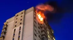 Dua lantai teratas sebuah gedung di Kyiv dilanda kebakaran, pada 30 Mei 2023.