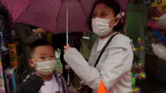 一名北京家長和孩子在接受採訪