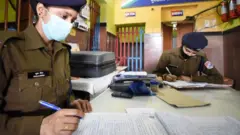 પોલીસ