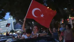أنصار المعارضة يحتفلون بعد الإعلان عن النتائج.
