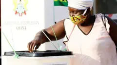 ድምጽ እየሰጠች ያለች ሴት