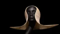 طراحی که کلاه‌های جالب سر مردم می‌گذارد