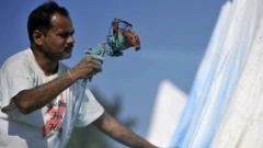 रङ्ग लगाउँदै कामदार