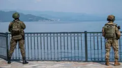 Umusirikare w'u Rwanda ibumoso n'uwa RD Congo iburyo bacunze umutekano ku kiyaga cya Kivu i Goma uyu munsi kuwa gatandatu